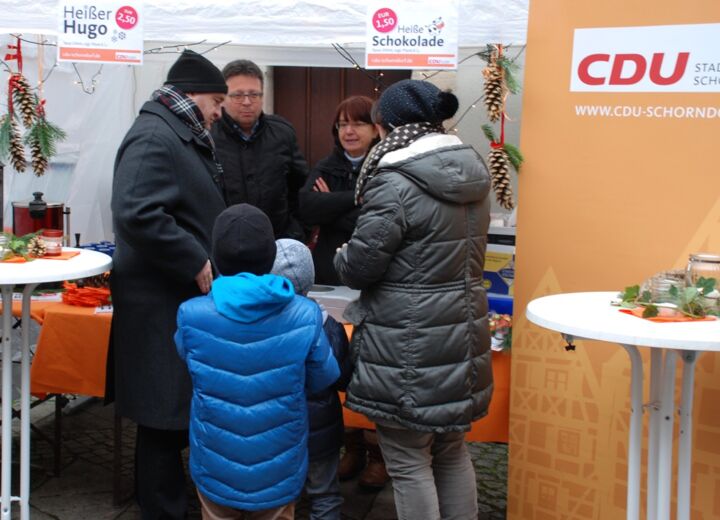 Am Stand der CDU Schorndorf beim Weihnachtsmarkt der Vereine 2015